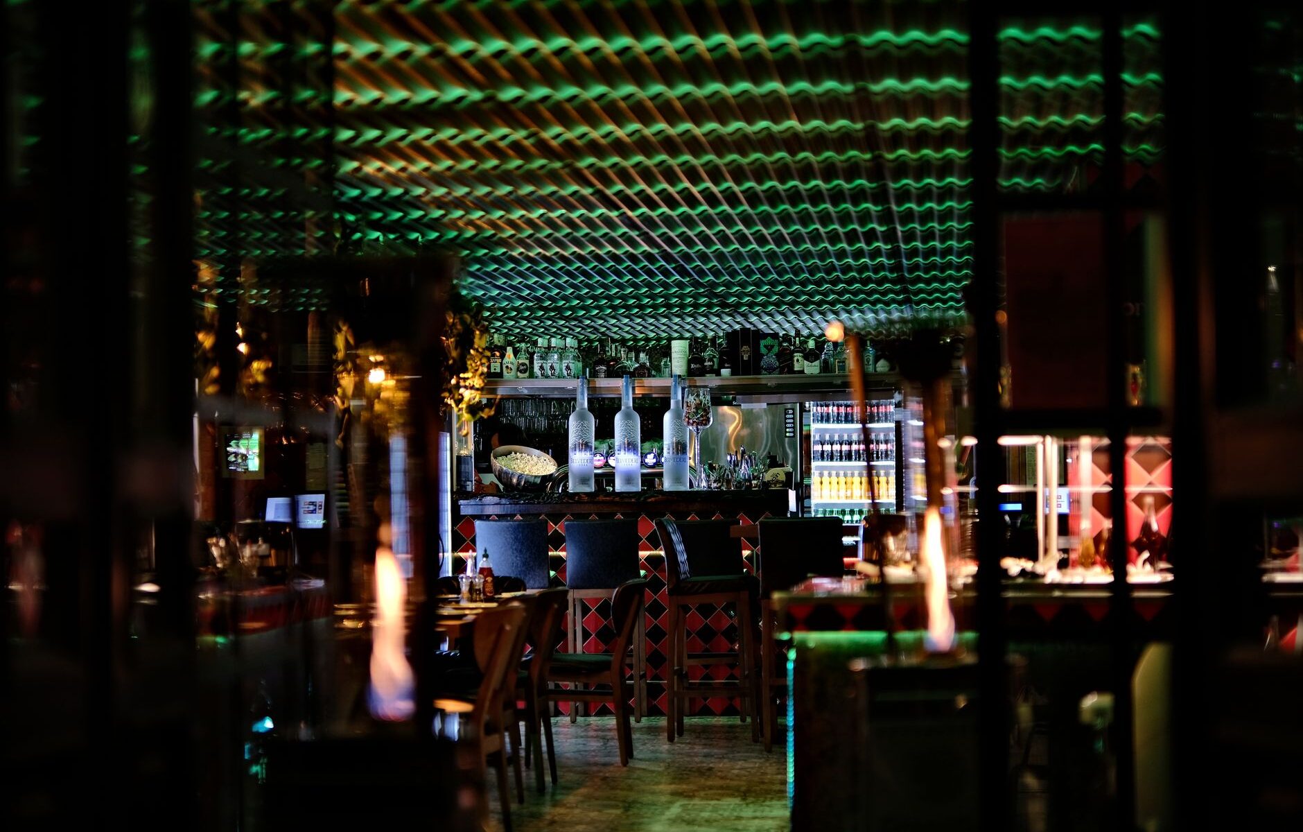 Interieur van de bistro met warme sfeer