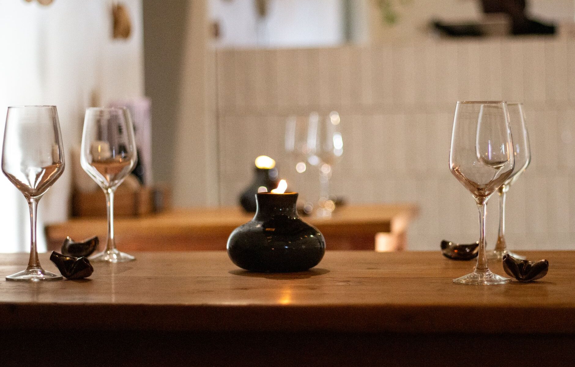 Warme eetzaal van de bistro bij avondlicht