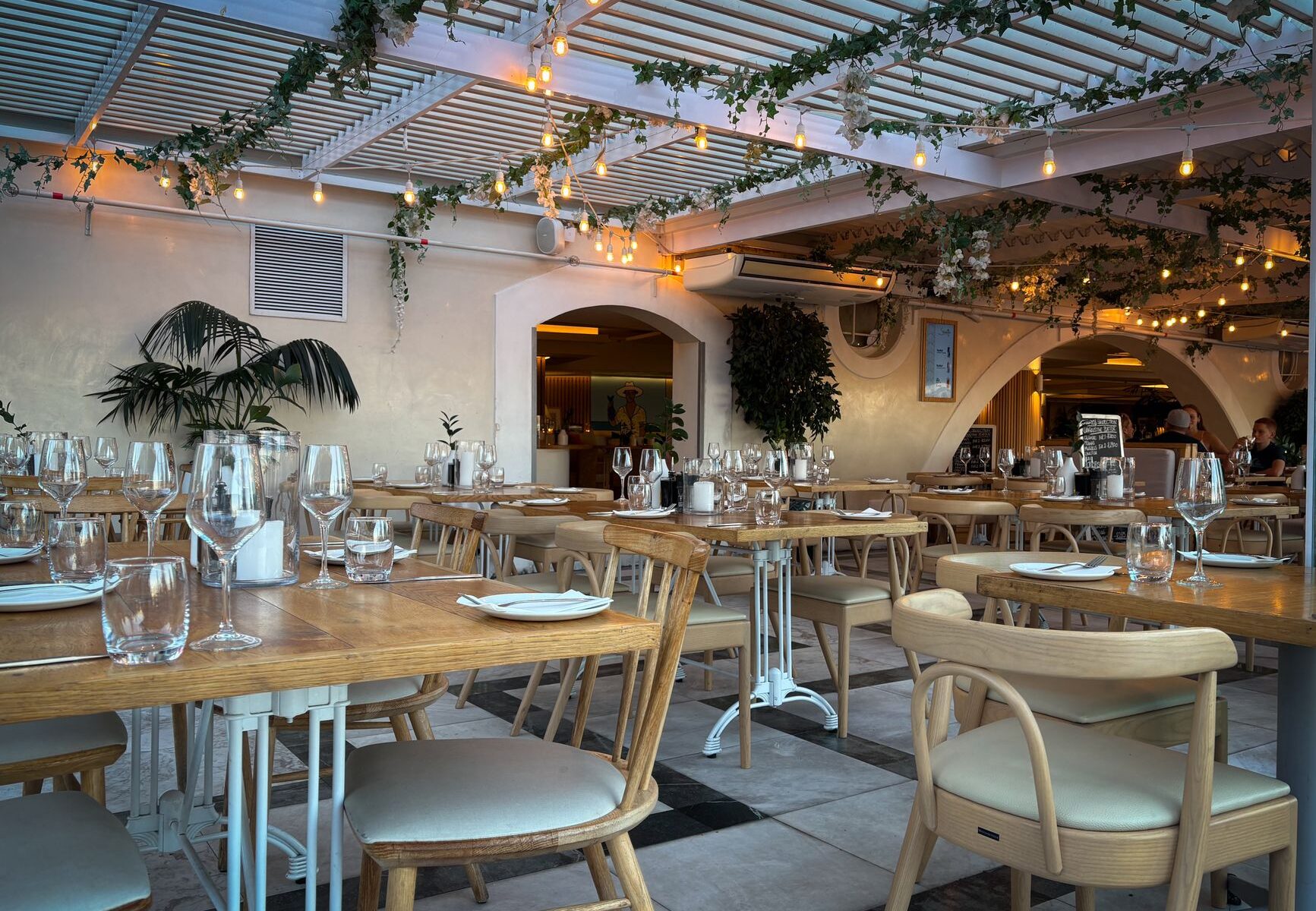 Sfeervol interieur van het restaurant