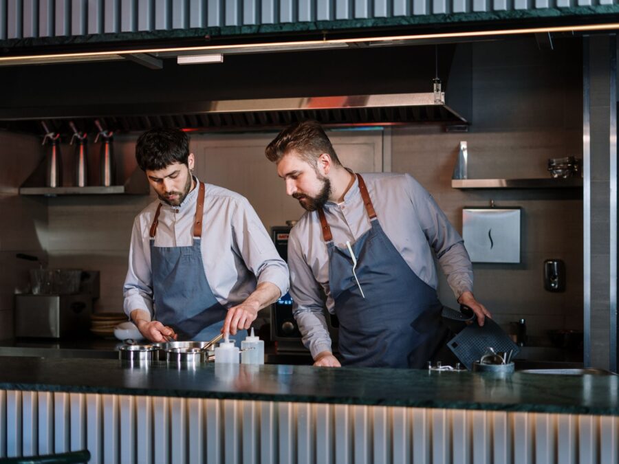 Handen aan het werk in de open keuken