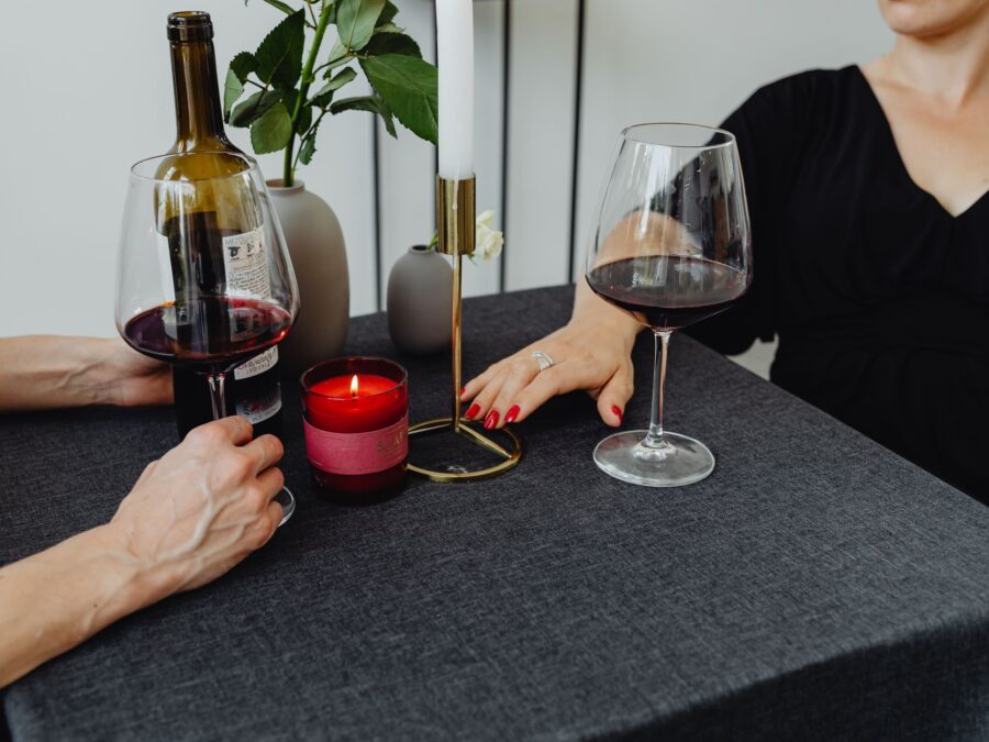 Gedekte tafel met kaarsen en wijn